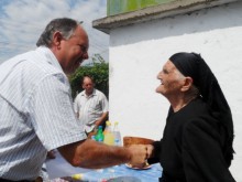 С 4 кубика дърва и торта ГЕРБ Садово зарадва сто годишната баба Василка