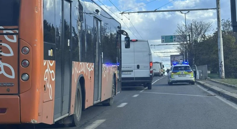 Верижна катастрофа с пострадал моторист затруднява движението по столичния бул. "Цариградско шосе"