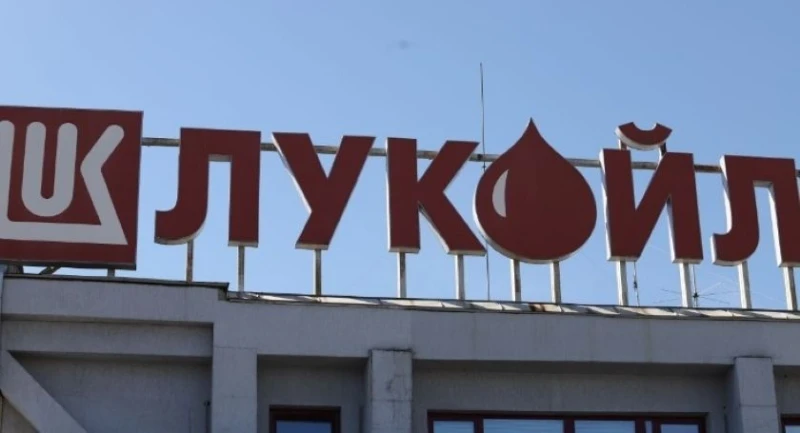 Политологът Светлин Тачев за "Лукойл": Ако няма решение до 21 ноември, най-лошият сценарий е недостиг на горива