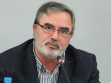 Доц. Ангел Кунчев: Празниците няма да бъдат отменени, но избягвайте зачервени, кашлящи и кихащи хора