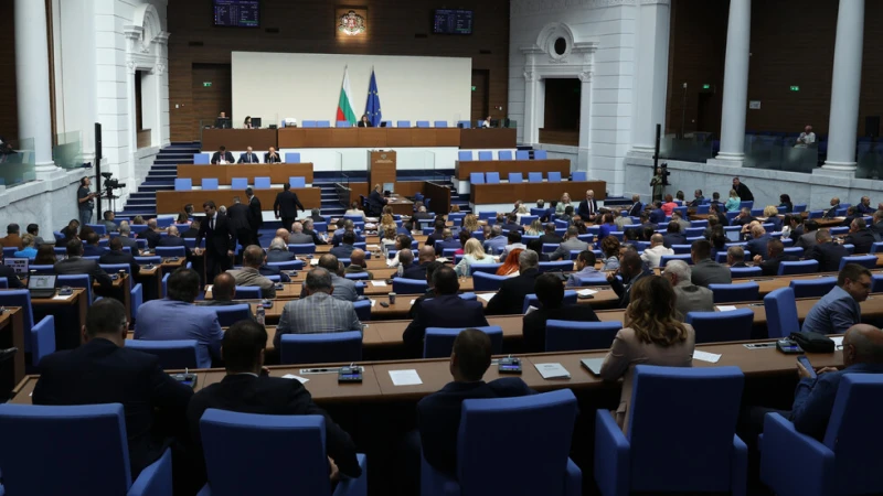 "Отсъствие без бележка": Над 100 депутати пропуснали заседания през септември