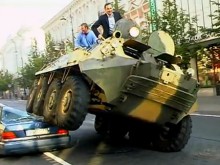 Кметът на Вилнюс бори неправилното паркиране с... БТР