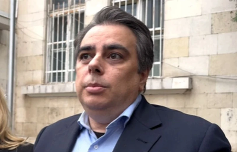 Асен Василев: Възможно е повишение на цените на горивата за месец-два