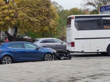 Лек автомобил се заби в автобус в центъра на Благоевград