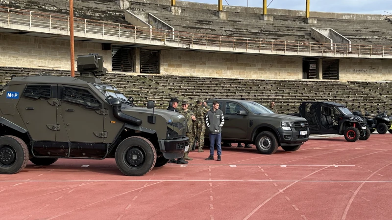 Военни "превзеха" стадион "Пловдив", разположиха техника и автомати