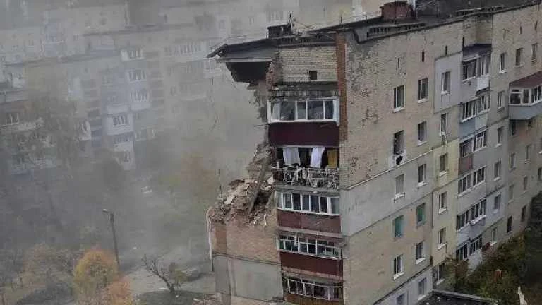 Мощна експлозия разруши няколко етажа в жилищна сграда в Хмелницки