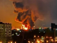 Русия затвори някои летища, над Москва летят дронове, съобщава се за експлозии в нефтопреработвателни заводи