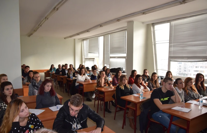 ВАС: Студентите в платена форма на обучение също имат право на стипендия