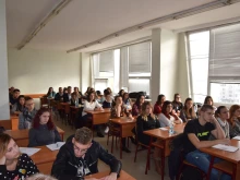 ВАС: Студентите в платена форма на обучение също имат право на стипендия