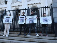 Близки на убитото момче в столичен мол протестират пред Съдебната палата в столицата
