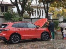 Пловдивски депутат на Слави Трифонов освети новата си кола в двор на църква и по анцуг
