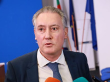 Кирил Домусчиев: Пълно замразяване на доходите и назначенията в обществения сектор