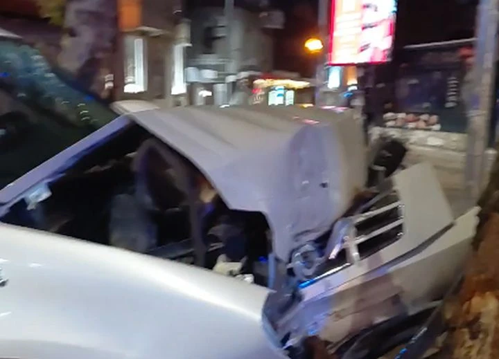 Ексклузивно видео: Мъж крещи като обезумял минути след сблъсъка на кадилака в дървото