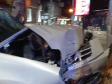 Ексклузивно видео: Мъж крещи като обезумял минути след сблъсъка на кадилака в дървото