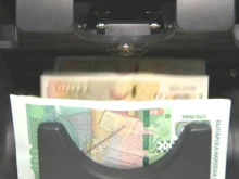 Масово изваждане на кеш от дома, българите тръгват с пълни чанти към банки и пощи