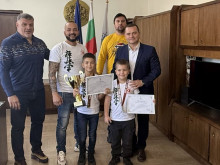 Пенчо Милков награди млади каратисти за успехите им на международен турнир