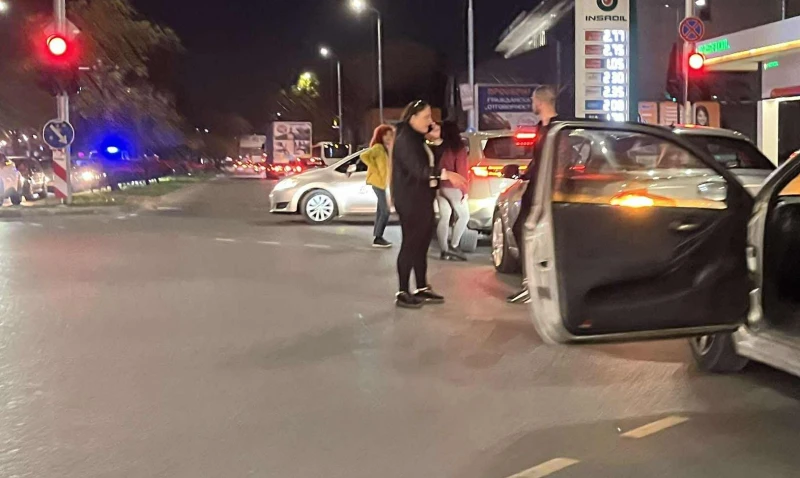 Верижна катастрофа до бензиностанция в Пловдив, три девойки и младеж излязоха от колите