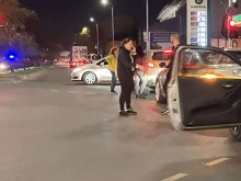 Верижна катастрофа до бензиностанция в Пловдив, три девойки и младеж излязоха от колите