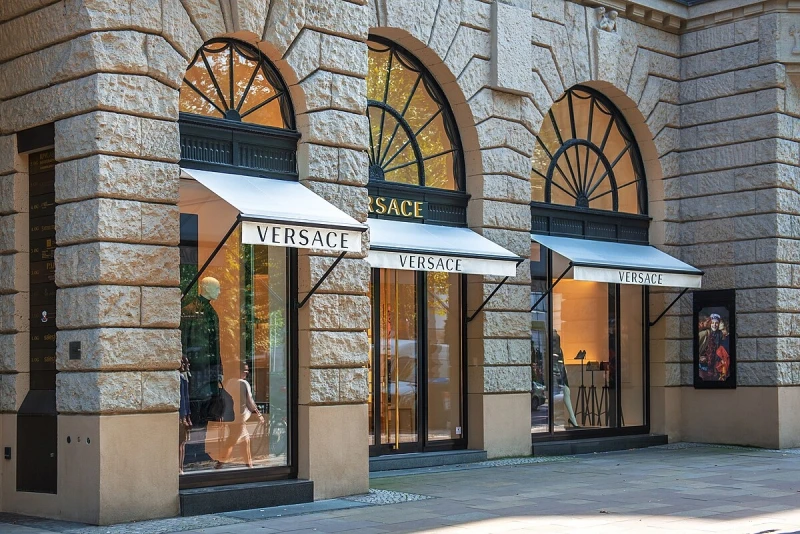 Разкриха банда, крадяла дрехи от склад на Versace в Италия 