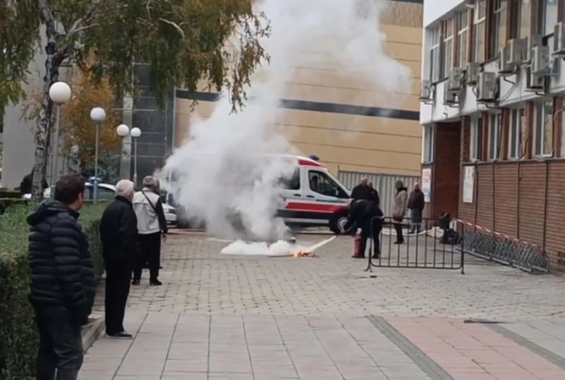 Сирени и огън пред входа на болница в Пловдив