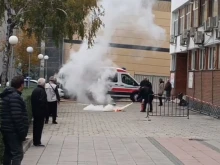 Сирени и огън пред входа на болница в Пловдив