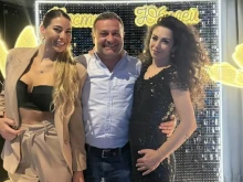 Рачков в прегръдките на две красавици, едната не е неговата