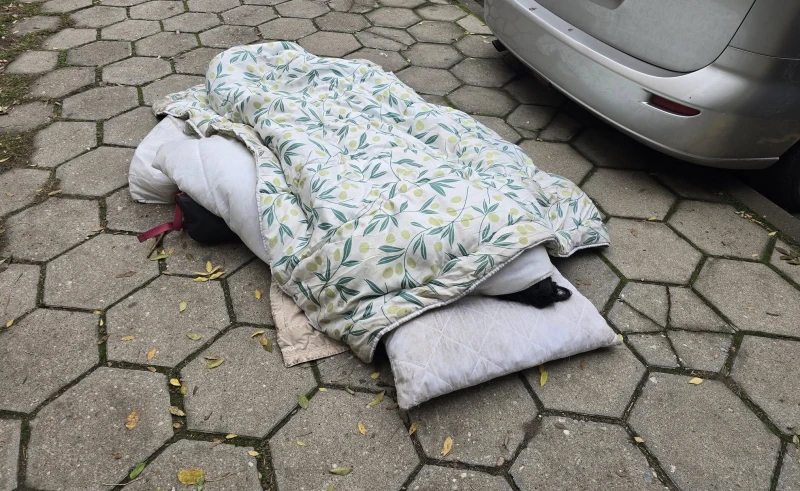 Потресаваща гледка пред лъскава болница в Пловдив, човек спи на тротоара