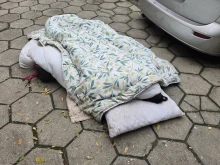 Потресаваща гледка пред лъскава болница в Пловдив, човек спи на тротоара