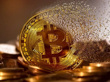 Биткойнът поевтиня драстично