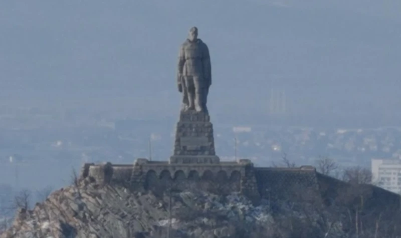 На тази дата през 1957 г. Альоша застава над Пловдив и поставя началото на оживен спор, който продължава вече десетилетия