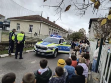 Децата от детска градина в близко до Пловдив село със специални гости