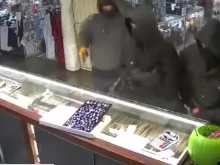 Драматичен обир на магазин за бижута в Лос Анджелис: Служителка напада крадец, който е насочил пистолет срещу нея