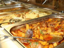 Определен тип служители у нас получават безплатна храна на работното място. От 2026 г. средствата за това се вдигат двойно
