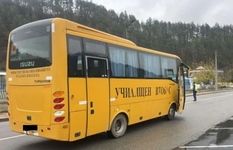 Водач на училищен автобус почина зад волана