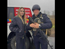 Украинските военни задържаха мъж от антуража на Анджелина Джоли