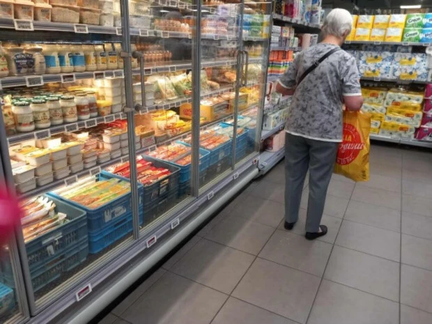 Повечето основни хранителни продукти и плодовете не спират да поскъпват