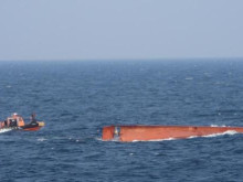 Трима души изчезнаха след инцидент в Жълто море