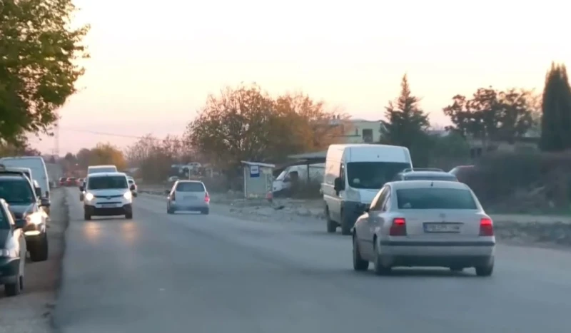 Двама работят, трима гледат: Спряха важен ремонт край Пловдив