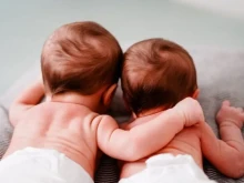 Жена роди близнаци от различни бащи