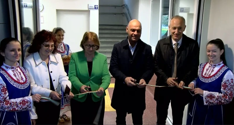 Министър Вълчев и кметът Димитров откриха обновеното общежитие на ЕГ "Иван Вазов"