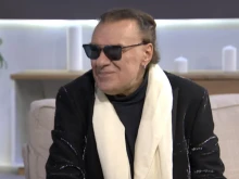 Певица хваща Васил Найденов за ръка и го вади от тъмното