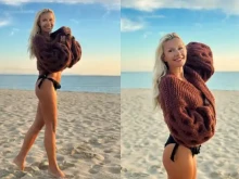 Мария Игнатова супер секси с пуловер и бански на плажа