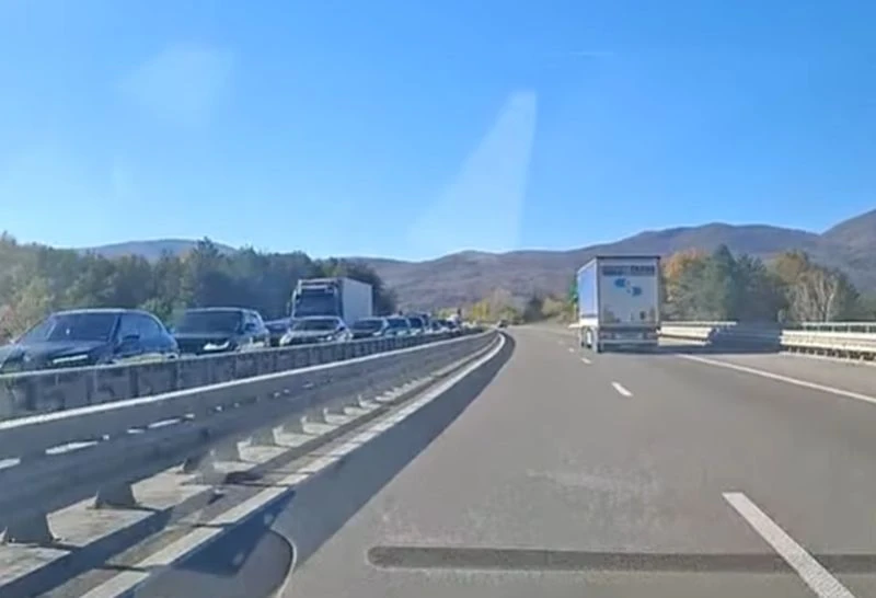 Ад на АМ "Тракия": Още две катастрофи, тапите са километрични