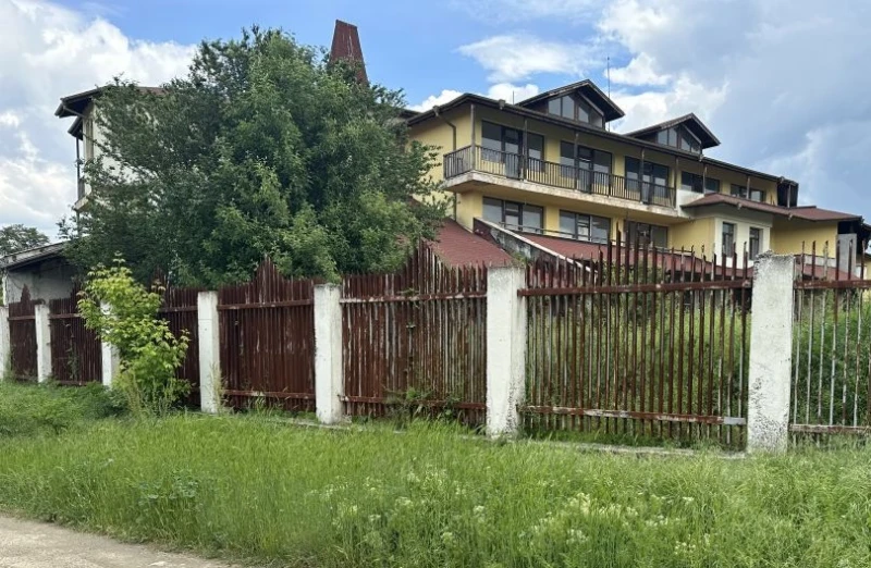 Апетитен хотелски комплекс със спа център в Пловдивско отново отива за продан, цената падна с 1,3 млн. лв