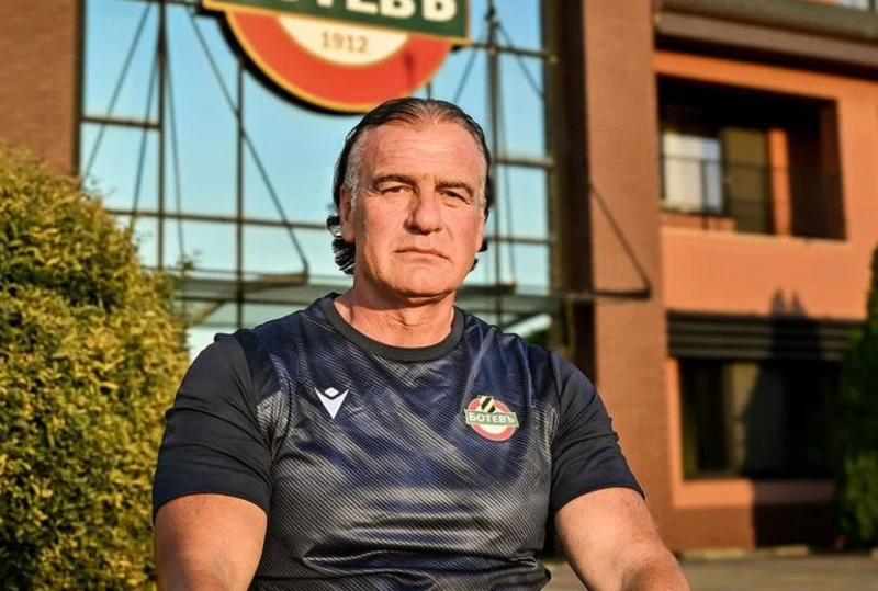 Трите Хикса влиза в ново амплоа