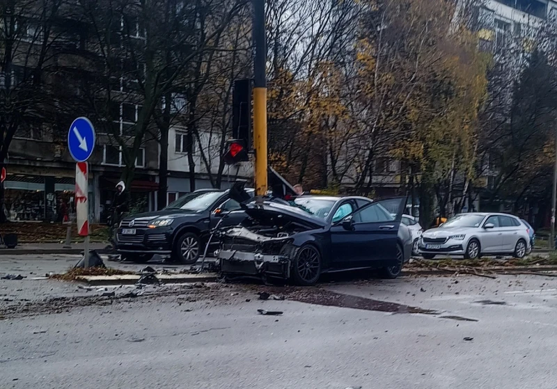 Автомобил се заби в светофар на столичен булевард