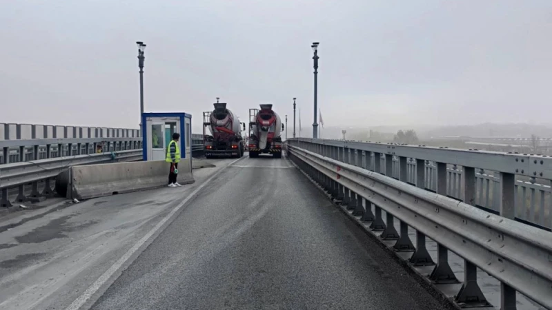 Монтират отводнителния колектор на Дунав мост, обновява се и тротоара