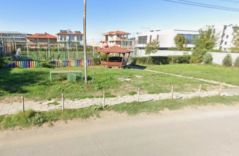 Разпадаща се детска площадка тревожи хората в "Крайморие"