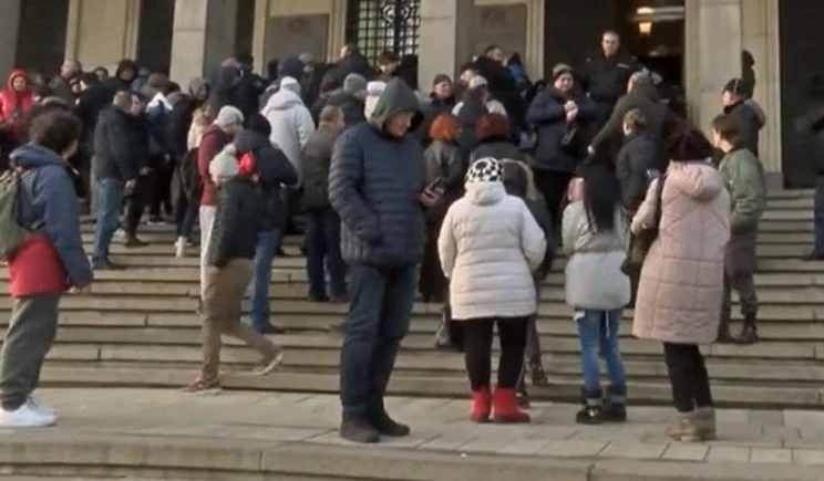 Допълнителните почивни дни около Нова година ще намалят струпването на хора в банките при смяната на валутата