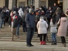Допълнителните почивни дни около Нова година ще намалят струпването на хора в банките при смяната на валутата